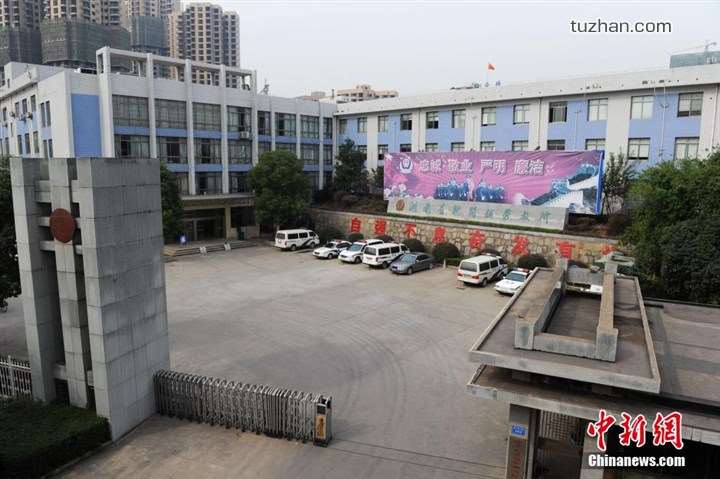 長(zhǎng)沙市坪塘勞動(dòng)教養(yǎng)管理所采購(gòu)我公司定制生產(chǎn)的11KW二用一備自來水加壓泵站一套，本設(shè)備供水范圍為5公里，供水人數(shù)為3600人，目前本自來水加壓泵站運(yùn)行平穩(wěn)，高效節(jié)能，受到了管理所的一致好評(píng)！